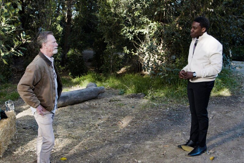 Sheriff Wayne McCarthy (Louis Herthum, l.); Luke Watkins (J. Alex Brinson, r.) – Bild: Warner Brothers Entertainment