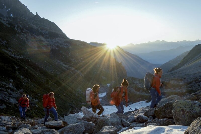 Das SAC-Expeditionsteam der Frauen während des morgendlichen Aufstiegs zum Eingang der Tour im Unterwallis – Bild: SRF/​Halsundbeinbruch Film