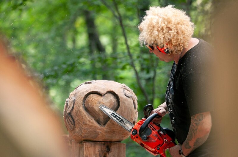hr-fernsehen MOTORSÄGEN MASTERS (1), True Crime und Hollywood – Edin Hasanovic im Wald, Sechsteiliges Challage-Format. Sechs Kettensägenkünstler:innen treten in der zweiten Staffel gegeneinander an. Bewertet werden ihre Arbeiten von einer Jury, die aus dem Stuttgarter Künstler Tim Bengel sowie Sylvia Itzen aus Buchholz in der Nordheide, einer der besten Carverinnen Deutschlands, besteht. Mit Kreativität, Ausdauer, Strategie und dem präzisen Umgang mit schweren Maschinen lassen die Teilnehmer:innen in festgelegten Zeitfenstern Holzskulpturen aus Baumstämmen entstehen. Jeden Tag werden die Carver:innen mit neuen Aufgaben von prominenten Paten überrascht: Edin Hasanovic, Vanessa Mai, Michael Kessler, Pascal Hens, Marie Hoffmann und Nikeata Thompson. Die Fotos können für alle sechs Folgen verwendet werden. – Bild: HR/​SWR/​Thommy West