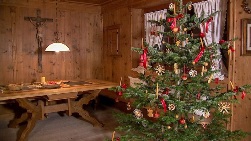 „Glaskugeln, Strohsterne und Lametta – Eine Kulturgeschichte des Christbaumschmucks“, Ein festlich geschmückter Christbaum ist eine vielgeliebte Weihnachtstradition, auf die nur wenige verzichten wollen. Der Film entführt in eine Welt voller regionaler Besonderheiten in der Ausgestaltung des Baumschmucks.*Weihnachtlich geschmückt  werden die Bäume seit dem frühen 19. Jahrhundert. Anita Lackenberger zeigt uns Glaskugeln und Glasvögel aus Tschechien, gedrechselte Holzkugeln aus der Schweiz sowie geschnitzte aus Südtirol, aber auch essbaren Christbaumschmuck wie etwa die bayrischen „Springerle“. *Für die Holzkugeln wird heimisches Holz verwendet, und es braucht große Erfahrung, Holz-Christbaum-Kugeln individuell herzustellen. Die kulinarischen Köstlichkeiten werden ebenso kunstvoll von Hand gefertigt und z.B. Lebkuchen-Herzen liebevoll mit Zuckerguss verziert, bevor sie ihren Platz auf einem Christbaum-Zweig finden.Honigwachs ist ein weiteres Material, aus dem sich schöner Behang herstellen lässt. Gerne wird es noch mit Goldglitzer und Goldstaub veredelt. Weihnachten ist die Zeit, Träume wahr werden zu lassen: Kinderträume nach einem Paradies-Baum, der ein Christbaum ist – und allzu oft ist ein schöner Christbaum auch ein Traum der Erwachsenen, den sie sich jedes Jahr aufs Neue erfüllen können.Eine Dokumentation von Anita Lackenberger  SENDUNG: 3sat – SA – 19.12.2020⁠–⁠04:20 UHR. – Veroeffentlichung fuer Pressezwecke honorarfrei ausschliesslich im Zusammenhang mit oben genannter Sendung oder Veranstaltung des ORF bei Urhebernennung. – Bild: ORF/​Produktion West/​Gerhard Mader