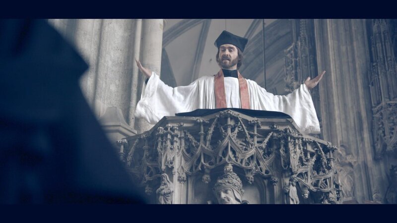 „Habsburg und der Dom – St. Stephan unter dem Doppeladler“, Habsburg und der Stephansdom – das war immer eine ganz spezielle Beziehung. Der Dom war die perfekte Kulisse für die großen sakralen Auftritte der Herrscherfamilie. Über Jahrhunderte versuchten die Habsburger, den Dom zu kontrollieren und zu instrumentalisieren. Von Franz Josephs berühmtem Trauerkondukt über die maximilianische Doppelhochzeit bis zurück zur Gründung des Doms durch Rudolf den Stifter lässt sich eine einheitliche Handschrift erkennen: St. Stephan, das eigentlich die Kirche der Bürgerinnen und Bürger war und sich selbst gehörte, sollte zur Bühne für das Gottesgnadentum der Habsburger werden. – Bild: ORF/​emb film