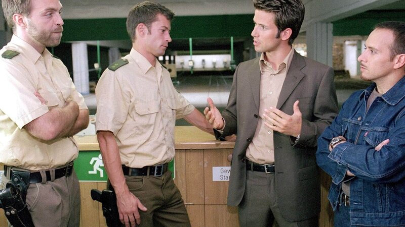 Jan (Christian Oliver, 2., v.re.) und Semir (Erdogan Atalay re.) haben die Befürchtung, dass Polizisten für die Selbstjustiz verantwortlich sind. Doch die Verdächtigen Rehder (Aleksander Jovanovic, li.) und Berg (Jens Eulenberg, 2.v.li.) stellen sich unwissend. – Bild: MG RTL D /​ Martin Kurtenbach