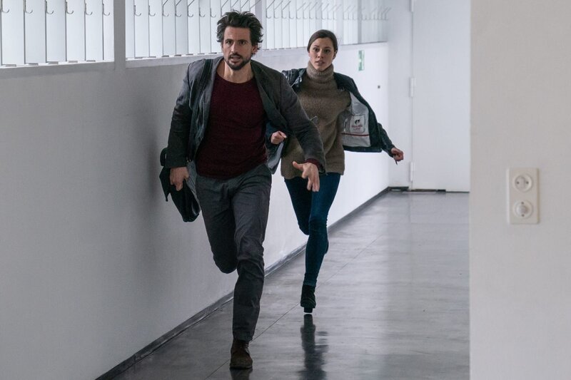 Felix „Einstein“ Winterberg (Tom Beck, l.); Vanessa Henke (Anna-Katharina Fecher, r.) – Bild: SAT.1 /​ Wolfgang Ennenbach