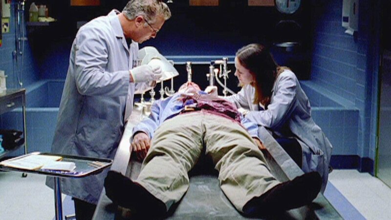 Gil (William Petersen) und Sara (Jorja Fox) stoßen bei einem Serienmord auf Ungereimtheiten. Sitzt ein Unschuldiger hinter Gittern? – Bild: TVNOW /​ CBS