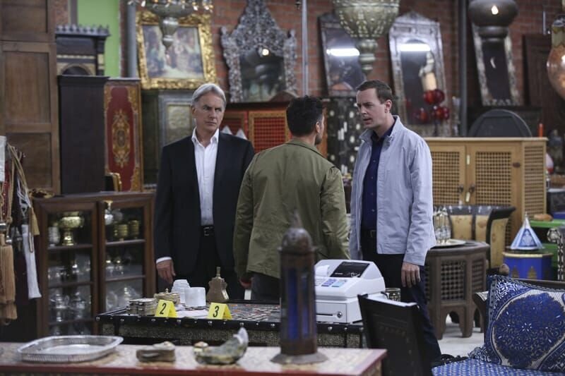 DEA Agent Luis Mitchell (John Gabriel, M.) ist einen gefährlichen Drogendealer auf den Fersen. Das Team um Gibbs (Mark Harmon, l.) und McGee (Sean Murray, r.) unterstützt ihn dabei den Verbrecher dingfestzumachen … – Bild: 2015 CBS Broadcasting, Inc. All Rights Reserved