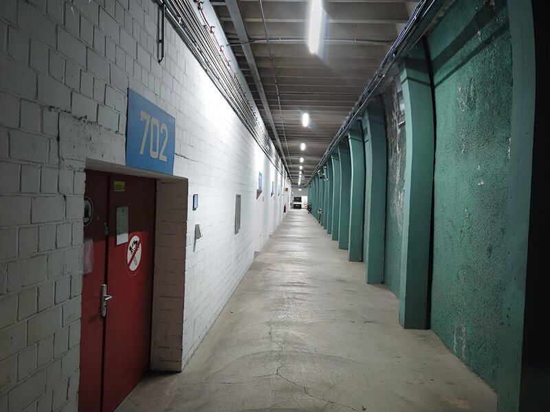 Gang im Materiallager Mechernich  +++ Die Verwendung des sendungsbezogenen Materials ist nur mit dem Hinweis und Verlinkung auf RTL+ gestattet. +++ – Bild: RTL /​ Guido Schmidtke