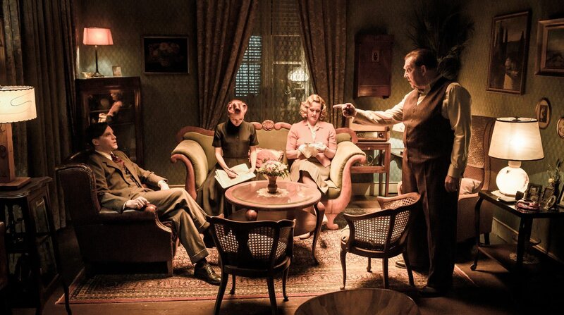 In der Familie Strumm verändert sich das Gleichgewicht, statt Anneliese und Friedrich wollen ihre Kinder Siegfried und Erika das Szepter übernehmen. – Bild: SWR/​FFP New Media GmbH/​Martin Valentin Menke