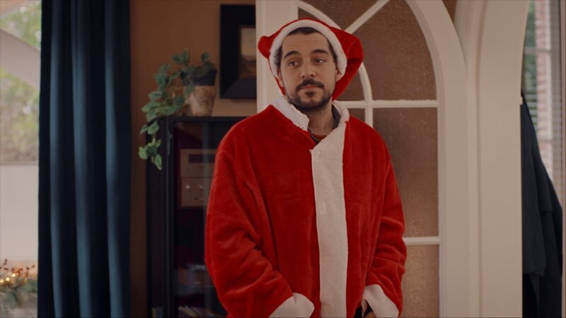 Erneut steht der nervige Nachbar Roel im Haus von Minas Eltern. Er will Weihnachten beim „Santa Run“ für einen guten Zweck mitlaufen und übt schon mal. – Bild: Patrick Tilkens
