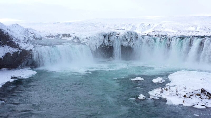 Der mächtige Godafoss Wasserfall im Norden. (Weitere Bilder auf Anfrage) – Bild: NDR/​elb motion pictures GmbH