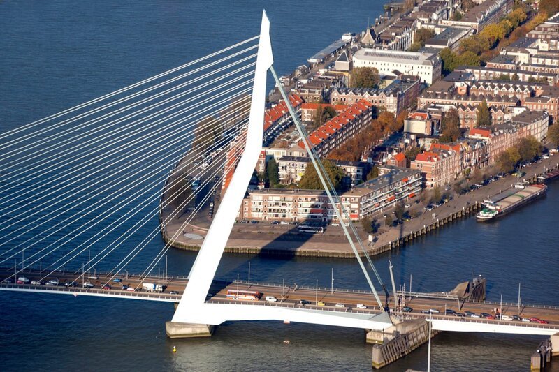 Die Erasmusbrücke (Erasmusbrug) in Rotterdam ist eines der Wahrzeichen Hollands. – Bild: WDR/WDR/nautilusfilm Die Erasmusbrücke (Erasmusbrug) in Rotterdam ist eines der Wahrzeichen Hollands. – Bild: WDR/WDR/nautilusfilm
