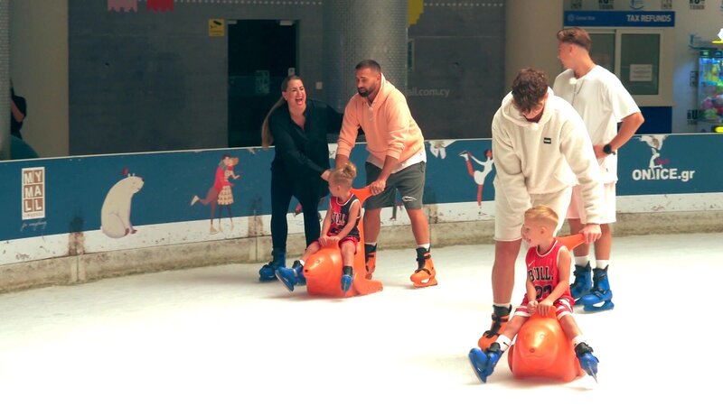 Virginia und Andrew sind mit den Kindern Eislaufen. – Bild: RTLZWEI