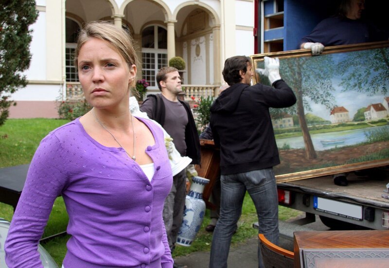Die falsche Krankenschwester Silke (Patricia Aulitzky) lässt von einer Diebesbande die Villa der Rheinbergs ausräumen. – Bild: ARD Degeto/​ARD Degeto/​Tivoli Film/​Flo Lackner