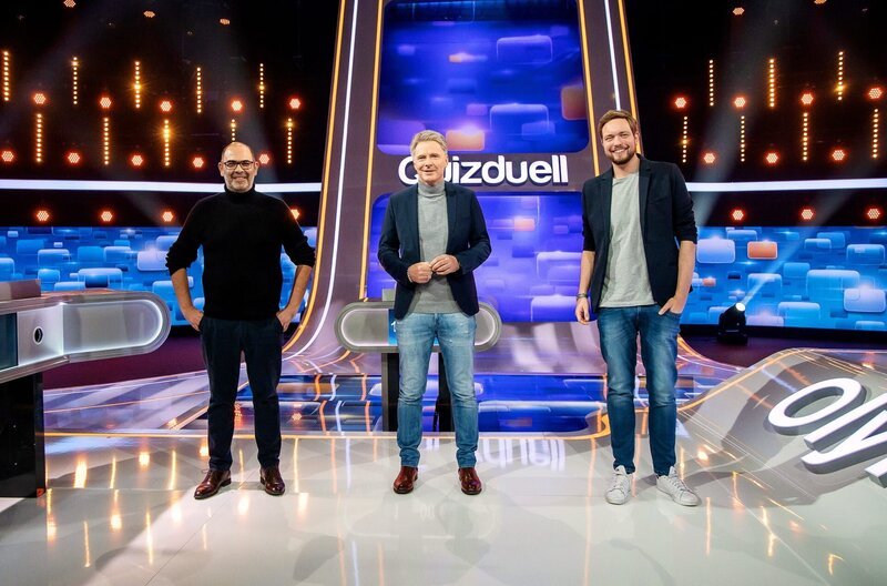 Moderator Jörg Pilawa mit den Kandidaten des Teams „Humor“: Den Komikern Bastian Bielendorfer und Hannes Ringlstetter. – Bild: ARD/​Arne Vollstedt