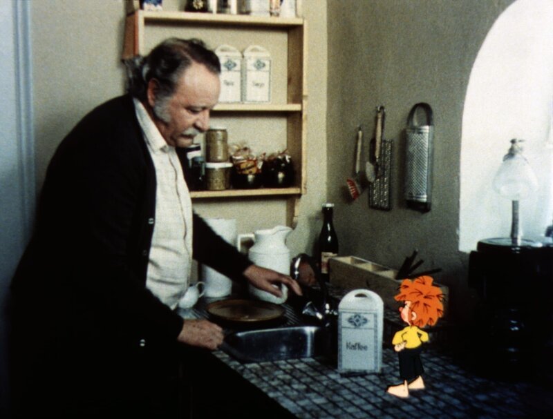 Meister Eder (Gustl Bayrhammer) und sein Pumuckl. – Bild: BR/​Infafilm GmbH/​Original-Entwurf „Pumuckl“-Figur: Barbara von Johnson