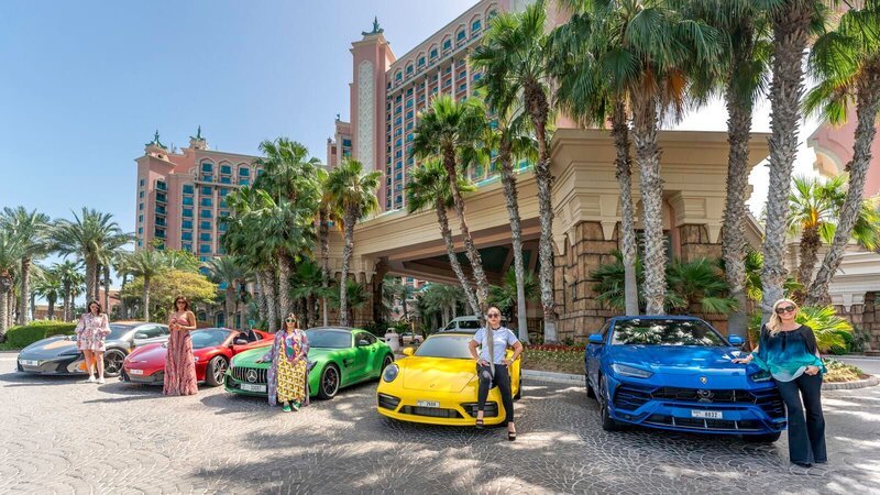 Im „Club der arabischen Gazellen“ organisieren sich wohlhabende Frauen. Sie unternehmen gemeinsame Ausflüge und stellen dabei ihre Luxusautos zu Schau. – Bild: BILD /​ Adrian Chambre