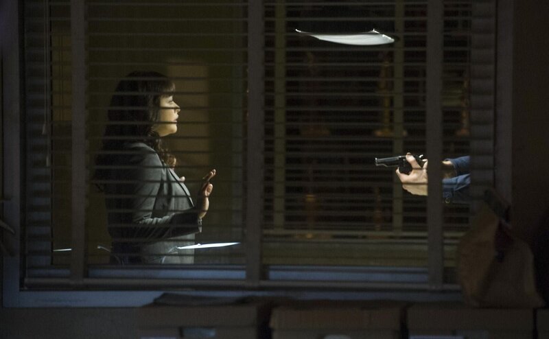 „In The Box“ -- When an emotionally distraught man holds Baez hostage at gunpoint in an interrogation room after she served him with a restraining order, Danny muss versuchen, seine Forderungen zu erfüllen, bevor er ihr schadet. Pictured: Marisa Ramirez als Det. Maria Baez. – Bild: CBS Broadcasting, Inc. /​ Jeffrey Neira
