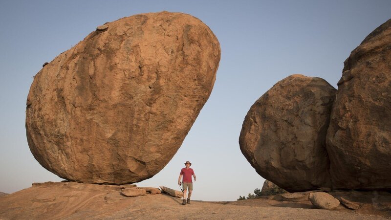 Professor Matthias Wemhoff bei den Dreharbeiten in der Wüste von Namibia. – Bild: ZDF