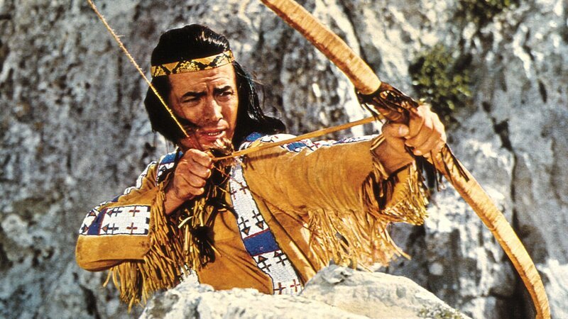 Winnetou (Pierre Brice), der Häuptling der Apachen, kämpft gegen eine Bande von Verbrechern. – Bild: ZDF und Filmbild Fundus./Filmbild Fundus Winnetou (Pierre Brice), der Häuptling der Apachen, kämpft gegen eine Bande von Verbrechern. – Bild: ZDF und Filmbild Fundus./Filmbild Fundus