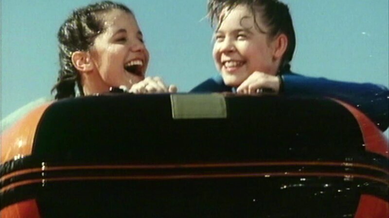 Hoffnung für Lee 2: Lee (Bess Meyer) und Jennifer (Natalie Gregory) retten Delphine. – Bild: Bibel TV