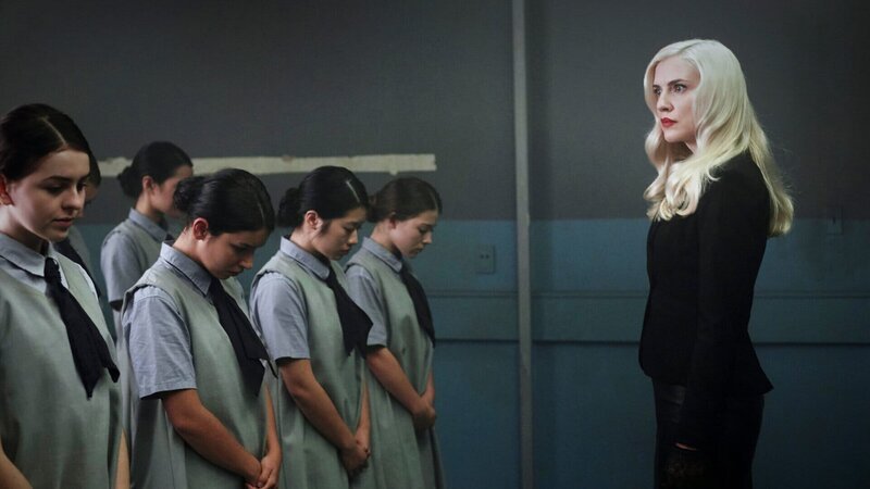 Miss Brixil (Sara Canning, r.) unterrichtet und überwacht die Schülerinnen mit strenger Härte. – Bild: ZDF/Sophie Giraud, Samy Inayeh Miss Brixil (Sara Canning, r.) unterrichtet und überwacht die Schülerinnen mit strenger Härte. – Bild: ZDF/Sophie Giraud, Samy Inayeh