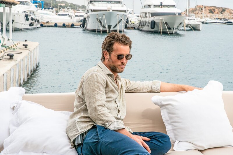 Max (Julian Looman) lässt die Ermittlungen wie gewohnt etwas ruhiger angehen. – Bild: Giacomo Neri