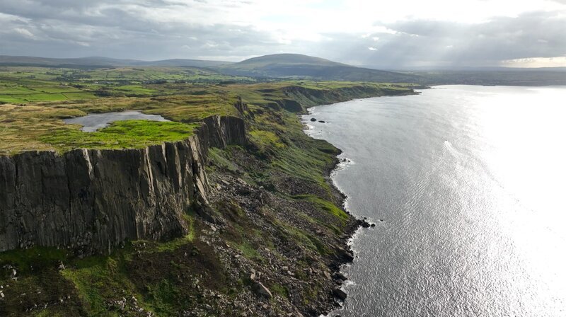 Eine spektakuläre Küste: Als Reiseziel stand Nordirland lange im Schatten der Republik Irland. Vor allem die vierzig Jahre Bürgerkrieg sorgten dafür, dass die Menschen lieber den Süden der Insel besuchten. – Bild: phoenix/​NDR/​Florian Melzer