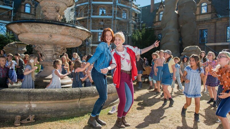 Großes Tohuwabohu auf Schloss Falkenstein und Bibi (Lina Larissa Strahl, r.) und Tina (l. Lisa-Marie Koroll) mittendrin. – Bild: Andreas Schlieter Großes Tohuwabohu auf Schloss Falkenstein und Bibi (Lina Larissa Strahl, r.) und Tina (l. Lisa-Marie Koroll) mittendrin. – Bild: Andreas Schlieter