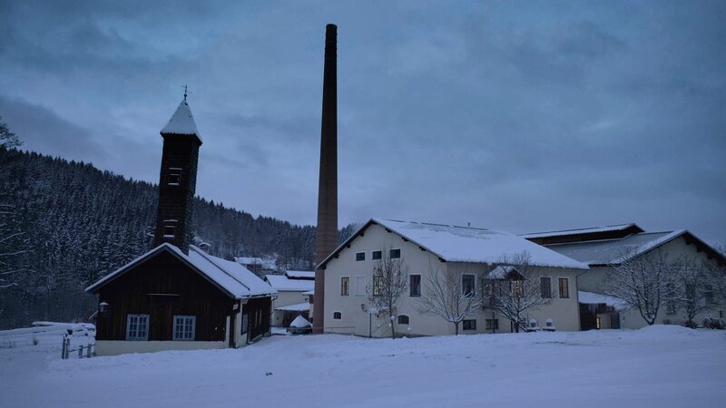 Glasmanufaktur von Poschinger in Frauenau. – Bild: Martin Weinhart /​ BR