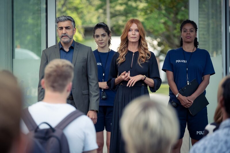 Dr. Salomon (Esther Schweins, 2.v.r.) und Malouf (Neil Malik Abdullah, l.) begrüßen den neuen Jahrgang an der Polizeifachschule. Aylin (Asli Melisa Uzun, 2.v.l.) und AC (Jane Chirwa, r.) sind abgestellt, um die Sporttests zu überwachen. – Bild: ZDF und Conny Klein