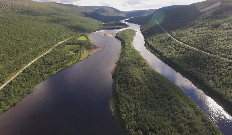 Märchenhafte Landschaftsstimmung im Hochsommer am Tana. – Bild: ZDF/​arte/​Thomas Radler