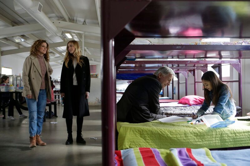 L-R: Kelly Conner (Alexis Carra); Bishop (Emily Wickersham); Gibbs (Mark Harmon); Elena (Lily Rose Silver) – Bild: MMXVI by CBS Studios Inc.All rights reserved.