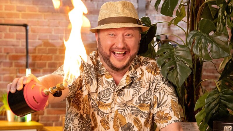 Die Lebensmittelindustrie hat Produkte aus dem Urlaub in die heimischen Supermärkte gebracht. Sebastian Lege deckt auf, welche Tricks hinter vier beliebten Urlaubs-Produkten stecken. Im Original besitzt Crčme Brűlée eine knackige Karamell-Kruste – für die Supermarkt-Variante müssen die Hersteller ordentlich in die Trickkiste greifen. – Bild: ZDF