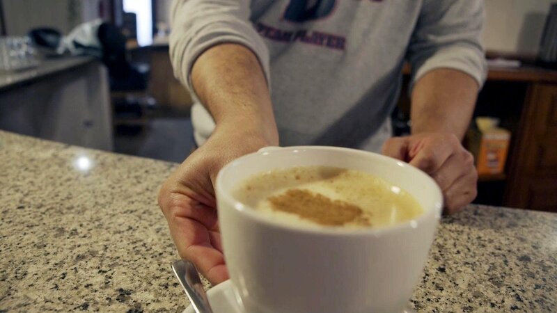 Kaffee und Liebe statt Depression und Suizid. – Bild: Bibel TV