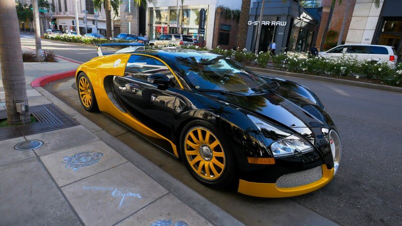 Gehört zum Fuhrpark der Superreichen: ein Bugatti in den Straßen von Beverly Hills. – Bild: ZDF und Spun Gold & All3Media International.