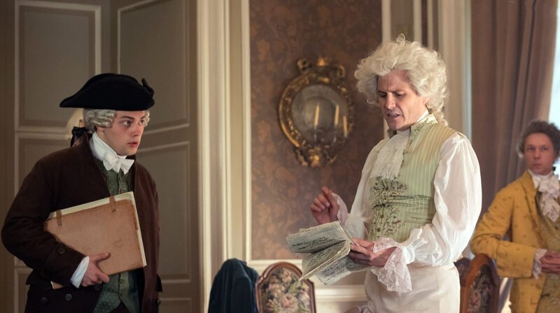 Beethoven (Anselm Bresgott, li.) bewundert Mozart (Manuel Rubey). – Bild: ARD Degeto/​WDR/​ORF/​EIKON Media/​Dusan Martincek
