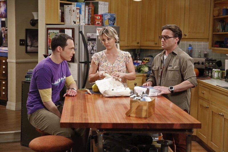 Beim Erklären seiner eigenen Beziehungsprobleme bringt Sheldon (Jim Parsons, l.) Leonard (Johnny Galecki, r.) und Penny (Kaley Cuoco, M.) auf eine riskante Idee … – Bild: Warner Bros. Television Lizenzbild frei