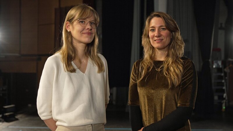 Hochsensibilität – Superpower oder Schwäche? Prof. Eva Asselmann begleitet das „Terra Xplore“-Experiment. Im Bild: Eva Asselmann (l.) und Jasmina Neudecker (r.) – Bild: ZDF und Max Leitmeier./​Max Leitmeier