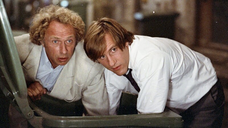 Kaum haben sie eine alte Bekannte getroffen, finden sich François Pignon (Pierre Richard, l.) und Jean Lucas (Gérard Depardieu, r.) in einer chaotischen Suchaktion in Nizza wieder. Immer neue Herausforderungen stellen das Duo dabei auf die Probe. – Bild: ZDF Kaum haben sie eine alte Bekannte getroffen, finden sich François Pignon (Pierre Richard, l.) und Jean Lucas (Gérard Depardieu, r.) in einer chaotischen Suchaktion in Nizza wieder. Immer neue Herausforderungen stellen das Duo dabei auf die Probe. – Bild: ZDF