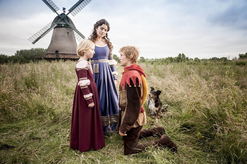 Marie (Jule Hermann), Kathrin (Anna Bederke) und Till Eulenspiegel (Jacob Matschenz) – Bild: NDR/​Boris Laewen