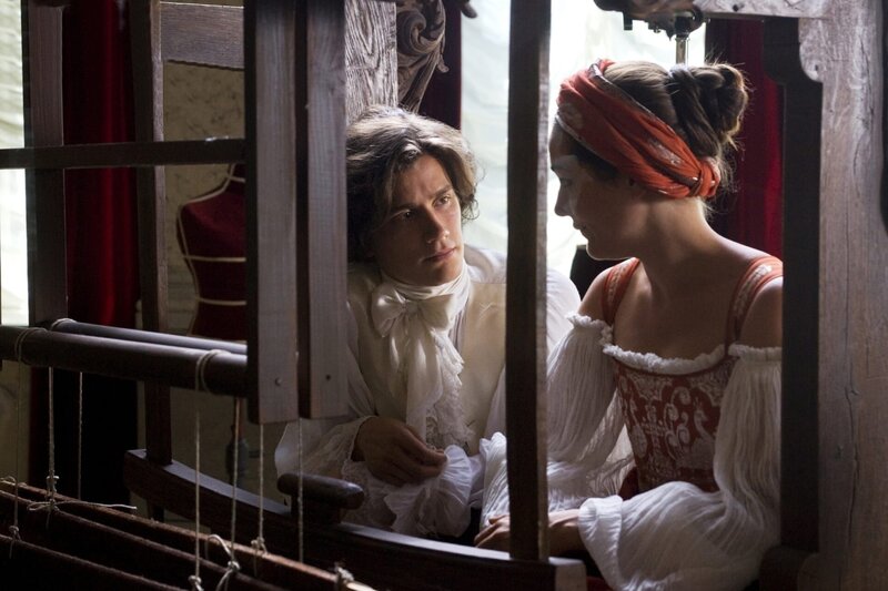 DES KAISERS NEUE KLEIDER; P: Askania Media Filmproduktion, R: Hannu Salonen, K: Felix Cramer 12. DT Schloss /​ Raum mit Webstuhl, Bilder 15, 20, 31B: Jakob gesteht, dass er keinen Webstuhl bedienen kann, Maja ist sauer; Maja erklärt Jakob den Webstuhl; Die Drei am Webstuhl, Otto + Paul bringen Stoffe. – Bild: port.hu