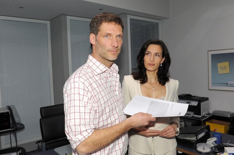 Katrin (Ulrike Frank) wirft Alexander (Clemens Löhr) mangelnde Konzentration bei der Arbeit vor. – Bild: RTL /​ Rolf Baumgartner