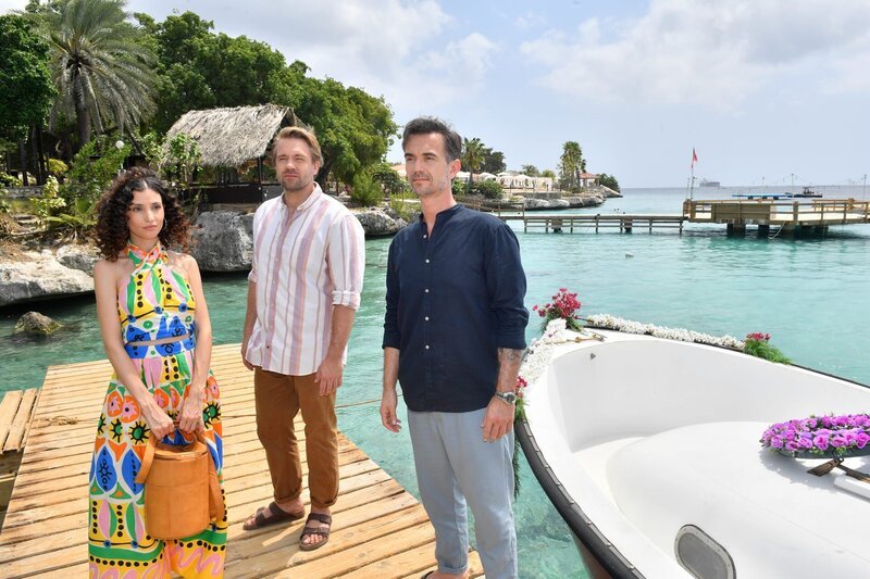 Max Parger (Florian Silbereisen, r.) hat für die Seebestattung alles vorbereitet. In Begleitung von Philipp Korte (David Korbmann, M.) nimmt Valerie Prinz (Nadine Menz, l.) Abschied von ihrer Mutter. – Bild: ZDF und Dirk Bartling