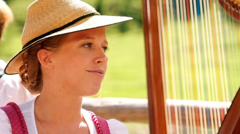 Moderatorin und Musikerin Susanne Wiesner im Gespräch mit den Musikanten. – Bild: BR