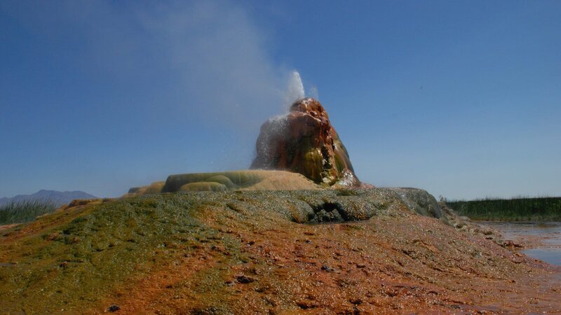 Heiße Mineralquellen sprudeln Wasser aus dem Inneren heraus. – Bild: ZDFinfo