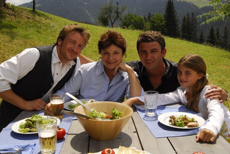 Die Familie des neuen Bergdoktors: Dr. Martin Gruber (Hans Sigl, 2.v.r.) mit seinem Bruder Hans (Heiko Ruprecht, l.), Mutter Lisbeth (Monika Baumgartner, 2.v.l.) und seiner Tochter Lilli (Ronja Forcher, r.). – Bild: ZDF und Hans Seidenabel