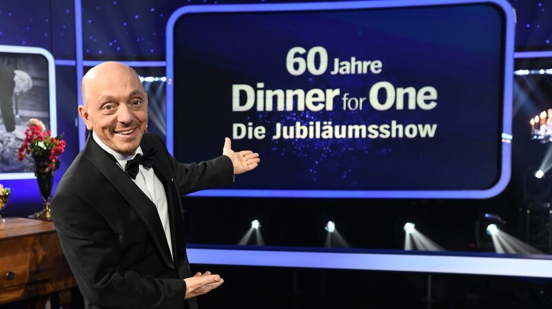 Moderator Bernhard Hoëcker lädt ein zu: „60 Jahre Dinner for One“. – Bild: SWR/​NDR/​Uwe Ernst