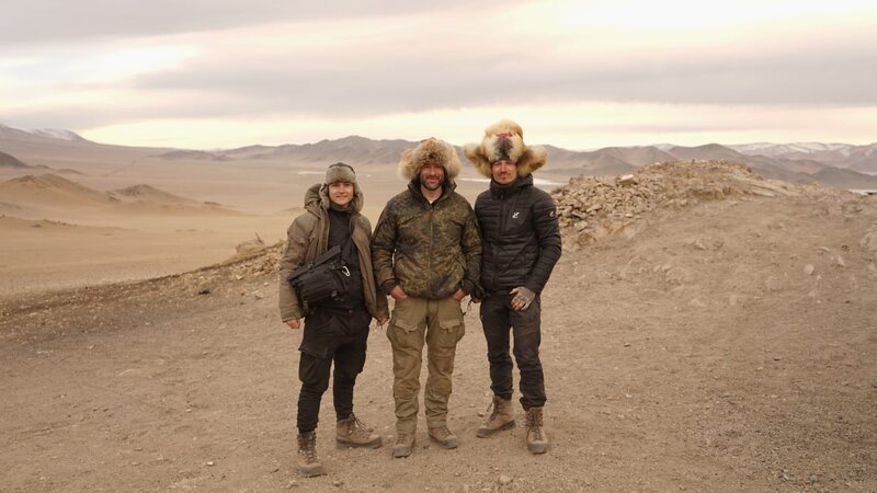 L-R: Alex, Otto, André in front of nature in Mongolia. – Bild: DMAX Germany /​ Burda Studios Pictures GmbH /​ Warner Bros. Discovery, Inc.