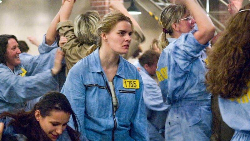 Nachdem Manu als Hauptverdächtige abgeführt wurde, beginnen die Güstrower Frauen, allen voran Hilde (Petra Hartung, Mi.) mit einer Meuterei … – Bild: TVNOW /​ Stefan Erhard