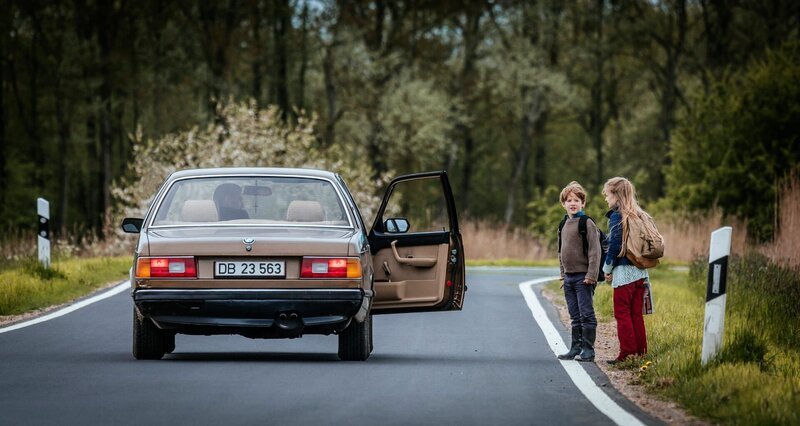 Sollen Samuel (Jasper Møller Friis, M.) und Magdalena (Olivia Terpet Gammelgaard, r.) in Johannes’ (Pål Sverre Hagen, l.) Wagen einsteigen? – Bild: ZDF und Henrik Ohsten./Henrik Ohsten Sollen Samuel (Jasper Møller Friis, M.) und Magdalena (Olivia Terpet Gammelgaard, r.) in Johannes’ (Pål Sverre Hagen, l.) Wagen einsteigen? – Bild: ZDF und Henrik Ohsten./Henrik Ohsten