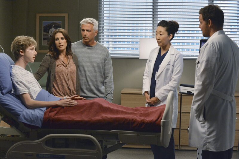 Dr. Christina Yang (Sandra Oh, 2.v.r.) und Dr. Alex Karev (Justin Chambers, r.) sollen bei Michael (Joey Luthman, l.) eine nicht ungefährliche Herzoperation durchführen. Seine Eltern (Julie Dretzin, 2.v.l. und Michael Milillo, 3.v.l.) müssen um das Leben ihres Sohnes bangen … – Bild: American Broadcasting Companies, Inc.